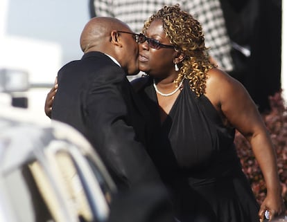 Renae Frazier-Martin, viuda de Joe, recibe el cari?o de una persona durante el funeral.