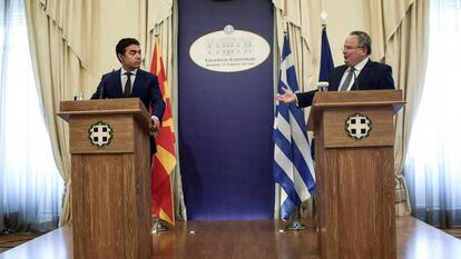 Los ministros de Exteriores Dimitrov (izquierda) y Kotziás, en Atenas.