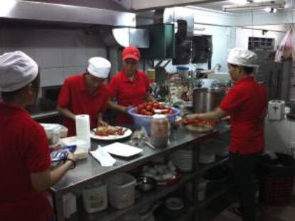 Fotografía facilitada por el restaurante vietnamita "Bread of Life" (Pan de la vida), de los cocineros sordomudos que elaboran sus platos en la cocina del local.