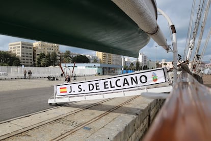 Puente de embarque del buque Juan Sebastián Elcano, que permanece atracado en el puerto de Cádiz.