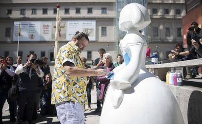 El pintor Domingo Zapata restaura la Menina que había creado junto al Museo Nacional Reina Sofía.