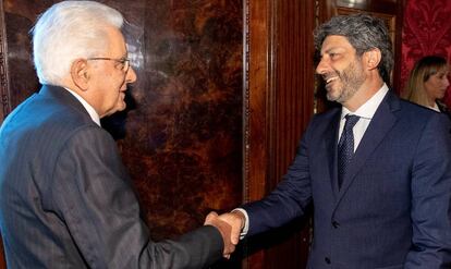 Sergio Mattarella recibe al presidente de la Cámara de Diputados, Roberto Fico, ayer en Roma.