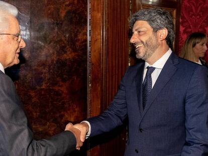 Sergio Mattarella recibe al presidente de la C&aacute;mara de Diputados, Roberto Fico, ayer en Roma.