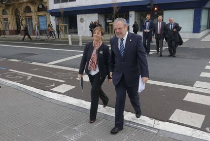 Los consejeros del Gobierno vasco Arantza Tapia y Pedro Azpiazu, este jueves en San Sebastián.