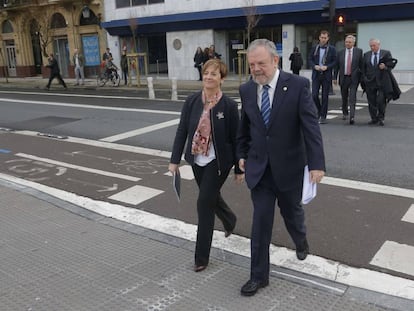 Los consejeros del Gobierno vasco Arantza Tapia y Pedro Azpiazu, este jueves en San Sebastián.