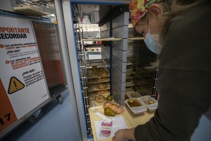 Son las 13.30 y llega la hora del reparto de la comida. Las cocinas que preparan estos menús se encuentran a varios kilómetros, dentro de las instalaciones de Ifema.