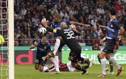 Samuel marca el gol de la victoria ante la mala salida de Abbiati.