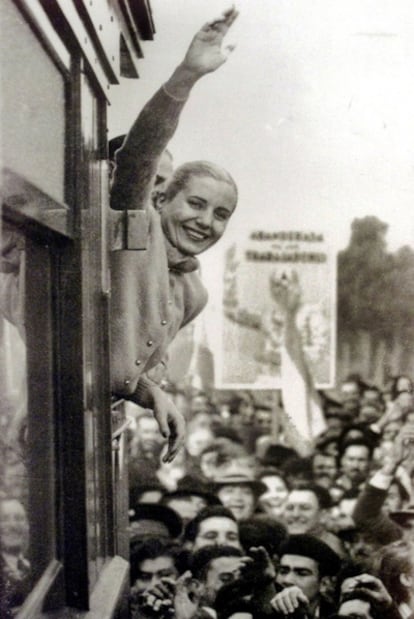 Eva Perón saluda a sus seguidores desde la parte trasera de un tranvía.