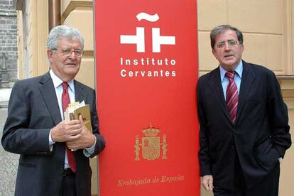 Xavier Folch, presidente del Instituto Ramón Llull, y Henrique Knörr, de la Academia Vasca, 
en Praga.