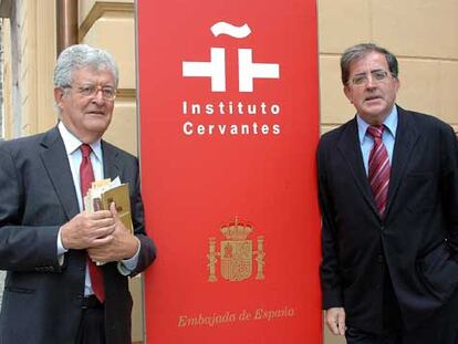 Xavier Folch, presidente del Instituto Ramón Llull, y Henrique Knörr, de la Academia Vasca,
en Praga.