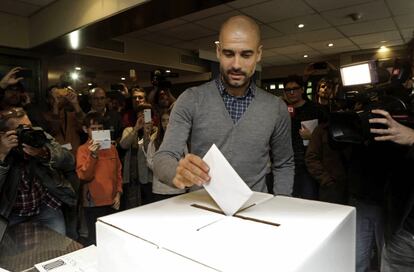 L'entrenador del Bayern de Munic, Pep Guardiola, vota a la Via Augusta de Barcelona.