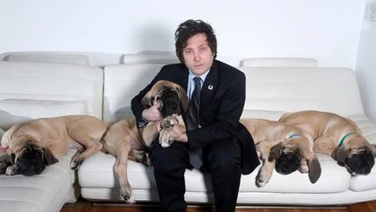 Milei con sus cuatro perros clonados.