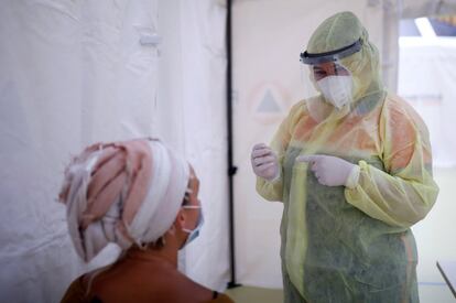 Una enfermera se prepara para realizar una prueba para detectar pacientes infectados por la covid-19, dentro de un gimnasio en L'Huisserie, cerca de Laval, en el departamento de Mayenne (Francia).