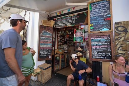 Las pizarras con la carta de bocadillos de Can Gourmet, en el puerto de Ibiza.