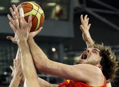 Pau Gasol se dispone a encestar a pesar de la tenaz oposición de varios rivales.