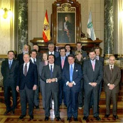 El alcalde de A Coruña (tercero por la derecha), con el Gobierno en pleno en el Ayuntamiento de la ciudad.