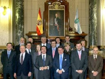 El alcalde de A Coruña (tercero por la derecha), con el Gobierno en pleno en el Ayuntamiento de la ciudad.