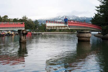 Paso elevado fracturado en Amanohashidate (cuya traducción literal es "puente hacia el cielo"), donde una barrera natural del pinos une este cabo con la localidad de Miyuza, en Kyoto.