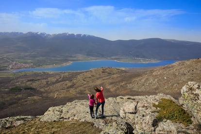 Cicloturismo por presas y pueblos de la Sierra Norte de Madrid (Comunidad de Madrid). La Mancomunidad Valle Norte del Lozoya ha diseñado tres rutas para explorar las cinco presas de la Sierra Norte de Madrid: El Atazar, El Villar, Puentes Viejas, Riosequillo y Pinilla. Un territorio trufado de pequeños pueblos (el más diminuto tiene 68 habitantes) a unos 70 kilómetros —una hora en coche— de la ciudad que aspira a atraer visitantes a través de Turembalses. Los dos primeros itinerarios están pensados para hacer en coche, pero el último, y más sostenible, es para cicloturistas, que podrán conocer tres presas —Pinilla, Riosequillo y Puentes Viejas— acompañando al río Lozoya por su amplio valle y visitando localidades con mucha historia que salen al paso en sus orillas, como Buitrago del Lozoya o Lozoya. Las zonas de baño autorizado en toda la cuenca son el área recreativa de Las Presillas (Rascafría) y el área recreativa de Riosequillo (Buitrago del Lozoya).