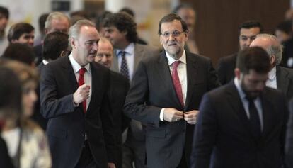 El presidente de la Generalitat Valenciana, Alberto Fabra y el presidente del Gobierno, Mariano Rajoy, a su llegada al acto en Alicante. 