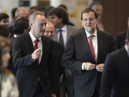 El presidente de la Generalitat Valenciana, Alberto Fabra y el presidente del Gobierno, Mariano Rajoy, a su llegada al acto en Alicante. 