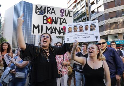 Dos mujeres sostienen carteles en Valencia el 22 de junio de 2018, durante la protesta contra de la puesta en libertad de los miembros de La Manada.