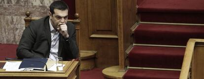 El primer ministro griego, Alexis Tsipras, durante una sesi&oacute;n en el Parlamento en Atenas