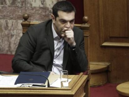 El primer ministro griego, Alexis Tsipras, durante una sesi&oacute;n en el Parlamento en Atenas