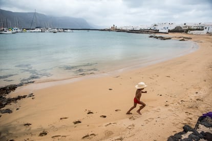 Un niño corre por la playa de Caleta de Sebo, en la isla de La Graciosa, que estrenó este lunes la fase 2 del plan de desescalada, que permite, entre otras actividades, la pesca, ir a la playa y la apertura del interior de los establecimientos de restauración. 