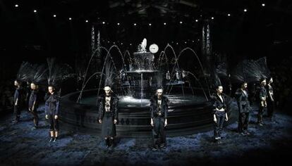 Las modelos al final del último desfile de Marc Jacobs para Louis Vuitton