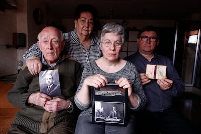 Manuel Lapeña, primero por la izquierda, muestra una fotografía de su padre fusilado, acompañado de su familia en su casa de Zaragoza en 2018.