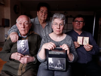 Manuel Lapeña, primero por la izquierda, muestra una fotografía de su padre fusilado, acompañado de su familia en su casa de Zaragoza en 2018.