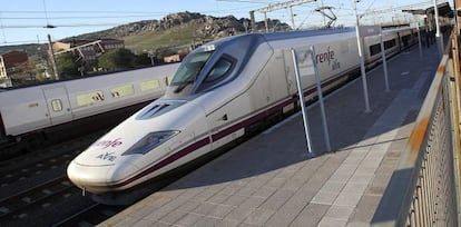 Un tren de Alta Velocidad entra en la estaci&oacute;n de destino. 