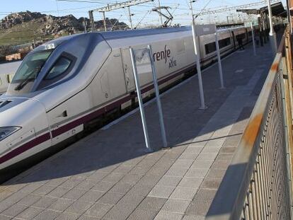 Un tren de Alta Velocidad entra en la estaci&oacute;n de destino. 