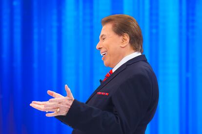 Silvio Santos sonríe al público de su programa.