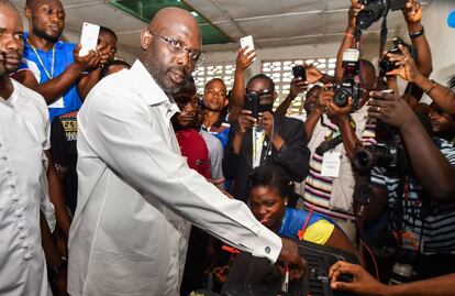 El futbolista liberiano George Weah, reconvertido en político, es uno de los candidatos a las elecciones presidenciales. En la imagen el futbolista vota en Monrovia, Liberia.