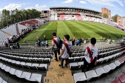 Aficionados en el estadio del Rayo Vallecano, en una imagen de archivo.