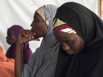 Un grupo de mujeres espera a entrar en la consulta del centro de salud del campo de desplazados internos de Bakassi, en Nigeria, el pasado 7 de julio.