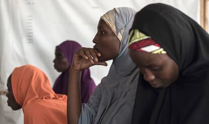 Un grupo de mujeres espera a entrar en la consulta del centro de salud del campo de desplazados internos de Bakassi, en Nigeria, el pasado 7 de julio.