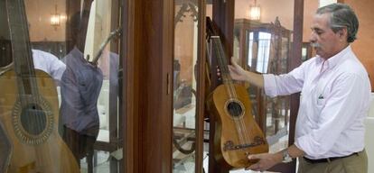 Antonio Espinosa de los Monteros, con una de las guitarras de su colecci&oacute;n.