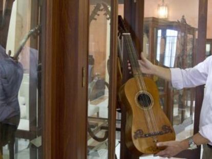 Antonio Espinosa de los Monteros, con una de las guitarras de su colecci&oacute;n.