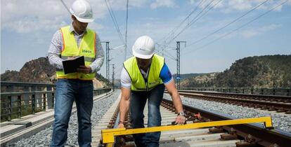 Técnicos de Ineco en un tramo de la red de alta velocidad ferroviaria en España.