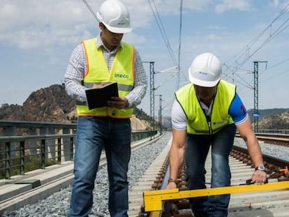 Técnicos de Ineco en un tramo de la red de alta velocidad ferroviaria en España. 