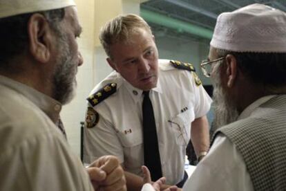 El jefe de la Policía de Toronto, Bill Blair, durante su visita, este domingo, a la Fundación Islámica de la Mezquita de la ciudad.