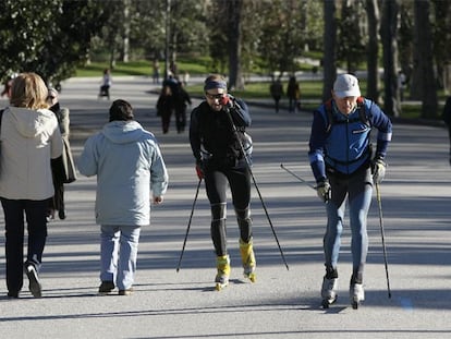 Dos jóvenes practican esquí de fondo en el Retiro