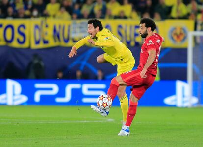 Parejo pelea el balón con Salah, en el duelo entre el Villarreal y el Liverpool.