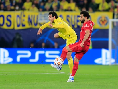 Parejo pelea el balón con Salah, en el duelo entre el Villarreal y el Liverpool.