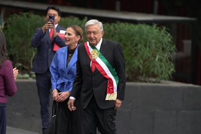 Andrés Manuel López Obrador llega con la banda presidencial a la toma de posesión de Claudia Sheinbaum como presidenta de México.