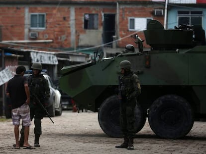 Soldados patrulham comunidade no Rio de Janeiro.