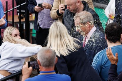 Una mujer arroja un batido a Nigel Farage este martes en Clacton-on-Sea